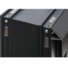 Detailansicht eines schwarzen Aluminiumprofils mit Metalleinsätzen