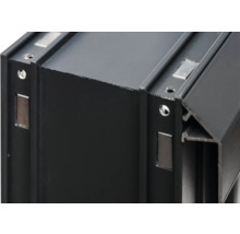 Detailansicht eines schwarzen Aluminiumprofils mit Schraubenlöchern