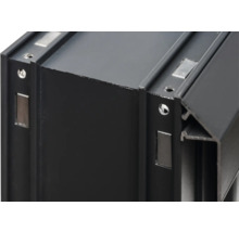 Detailansicht eines schwarzen Aluminiumprofils mit Schraubenlöchern