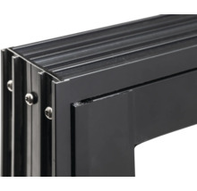 Detailansicht eines schwarzen Aluminiumfensterrahmens