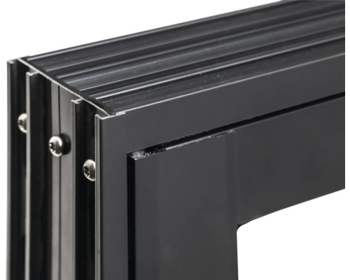 Detailansicht eines schwarzen Fensterrahmens aus Aluminium mit Schrauben
