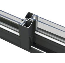 Detailansicht eines Aluminium-Schiebetürrahmens mit Glas