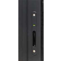 Detailansicht eines Türgriffs mit integrierter Wasserwaage