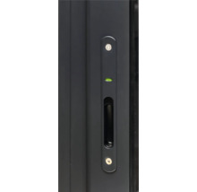 Nahaufnahme eines Schiebetürgriffs mit integrierter Wasserwaage.