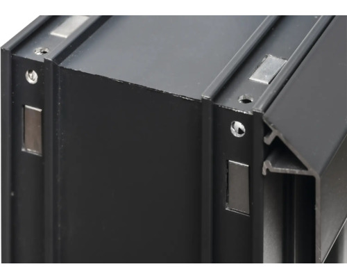 Detailansicht eines schwarzen Aluminiumprofils mit Schraubenlöchern und rechteckigen Aussparungen.