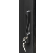 Fenstergriff mit Schlüssel im Schloss