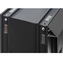 Detailansicht eines schwarzen Aluminiumprofils mit Befestigungselementen