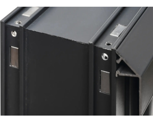 Detailansicht eines schwarzen Aluminiumprofils mit Befestigungselementen
