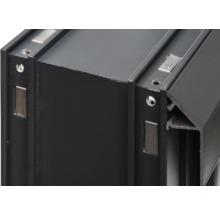 Detailaufnahme eines schwarzen Aluminiumprofils mit Befestigungselementen