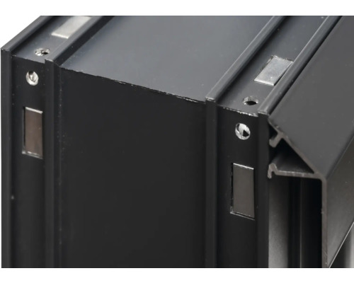 Detailaufnahme eines schwarzen Aluminiumprofils mit Befestigungselementen