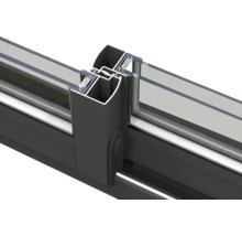 Detailansicht einer Aluminium-Schiebetür mit Glaseinsatz