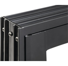 Detailansicht eines schwarzen Aluminiumfensterrahmens mit Schrauben