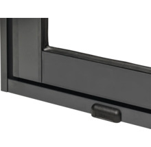 Detailansicht eines Fensters mit schwarzem Rahmen