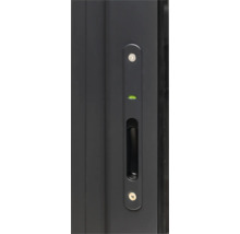 Detailansicht einer Schiebetür mit Griff und integrierter Wasserwaage.