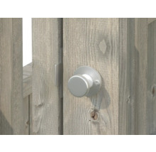 Eine Holztür mit einem runden, silberfarbenen Türknauf.