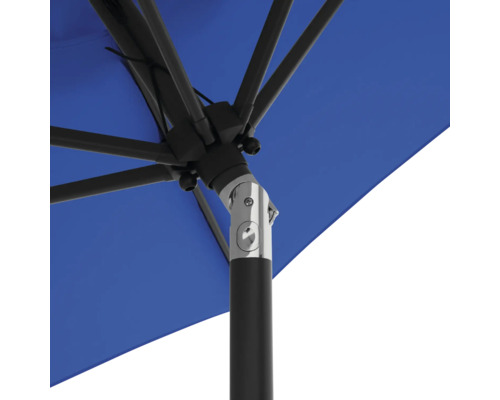 Detailansicht eines Sonnenschirms mit blauem Schirmdach und schwarzem Gestell