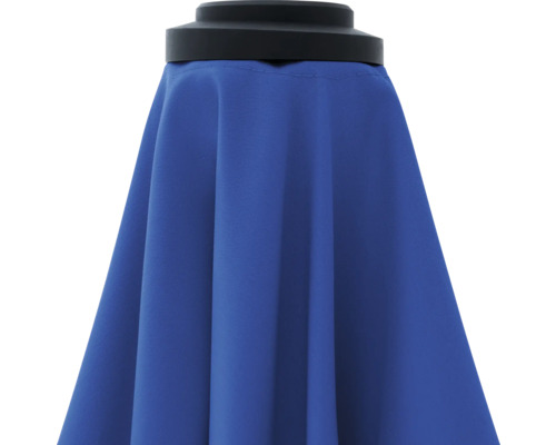 Detailansicht eines blauen Sonnenschirms