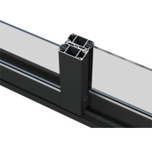 Detailansicht eines Fensterrahmens aus Aluminium mit Glas