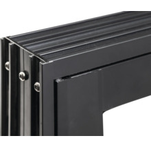 Detailansicht eines schwarzen Fensterrahmens aus Aluminium mit Schrauben