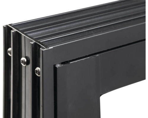 Detailansicht eines schwarzen Fensterrahmens aus Aluminium mit Schrauben