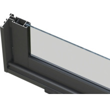 Detailansicht eines Fensters mit Rahmen und Verglasung