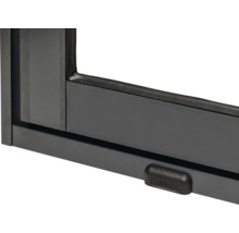 Detailansicht eines schwarzen Fensterrahmens
