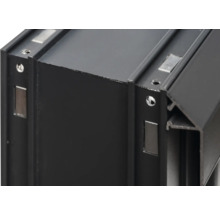Detailansicht eines schwarzen Aluminiumprofils mit Schrauben