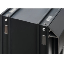 Detailansicht eines schwarzen Aluminiumprofils mit Magneten und Bohrungen