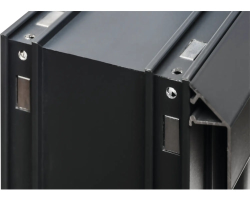 Detailansicht eines schwarzen Aluminiumprofils mit Magneten und Bohrungen
