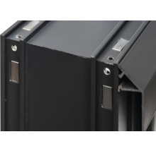 Detailaufnahme eines schwarzen Aluminiumprofils mit Magneten und Bohrlöchern