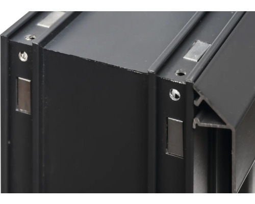 Detailansicht eines schwarzen Aluminiumprofils mit Bohrungen und magnetischen Halterungen