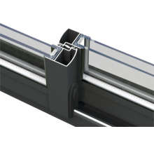 Detailansicht eines Schiebefensters mit Aluminiumrahmen