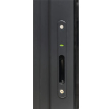 Detailansicht einer Schiebetür mit Griffleiste, Wasserwaage und Schrauben