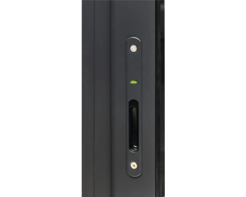 Detailansicht einer Schiebetür mit Griffleiste, Wasserwaage und Schrauben