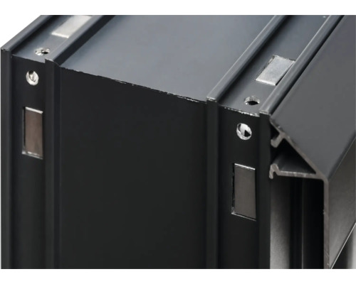 Detailaufnahme eines schwarzen Aluminiumprofils mit Bohrungen und Magneten