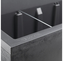 Detailansicht eines Pflanzkastens mit der Marke Deroma