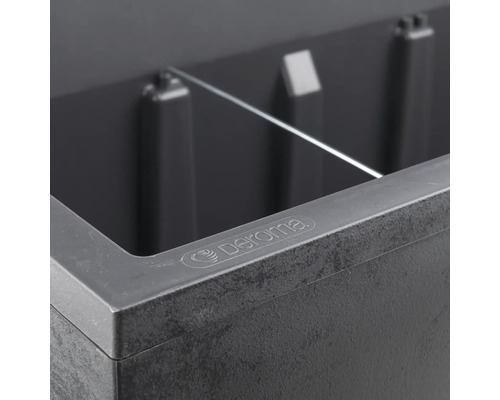 Detailansicht eines Pflanzkastens mit der Marke Deroma