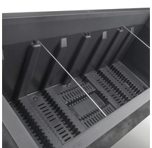 Detailansicht einer schwarzen Pflanzkastenstruktur mit Trennwänden und Bewässerungssystem