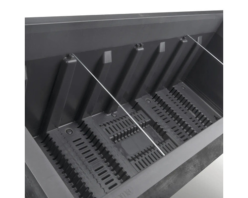 Detailansicht einer schwarzen Pflanzkastenstruktur mit Trennwänden und Bewässerungssystem