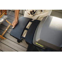 Detailansicht eines Gasgrills mit ausgeklapptem Seitentisch.