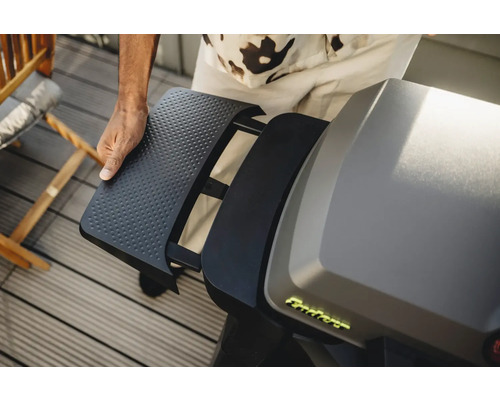 Detailansicht eines Gasgrills mit ausgeklapptem Seitentisch.