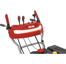 Detailansicht einer Schneefräse der Marke AL-KO mit Bedienelementen und Griffen.