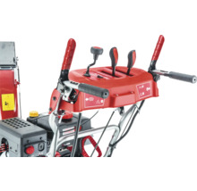 Detailansicht der Bedienelemente einer Schneefräse