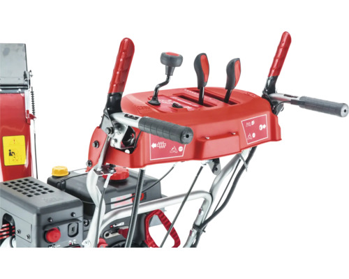 Detailansicht der Bedienelemente einer Schneefräse