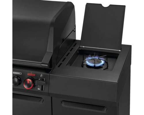 Detailansicht eines schwarzen Gasgrills mit geöffnetem Seitenkocher und aktivierter Flamme.
