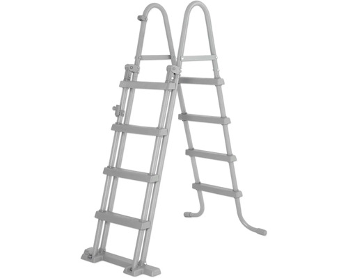 Graue Poolleiter mit vier Stufen für den Einstieg ins Schwimmbecken