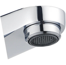 Detailaufnahme eines Wasserhahn-Auslaufs mit Perlator