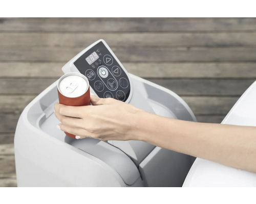 Frau legt Getränkedose in Whirlpool Ablage