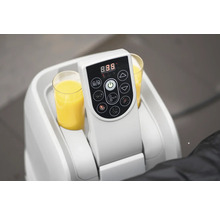 Elektrischer Getränkewärmer mit zwei Gläsern Orangensaft