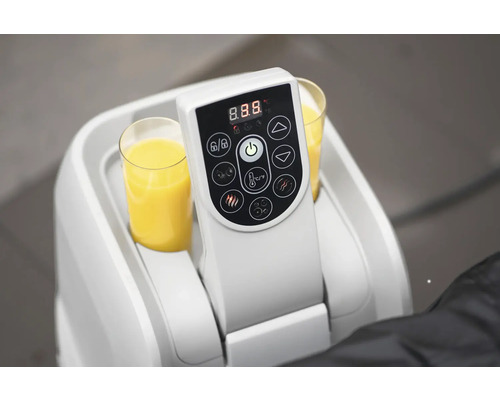 Elektrischer Getränkewärmer mit zwei Gläsern Orangensaft